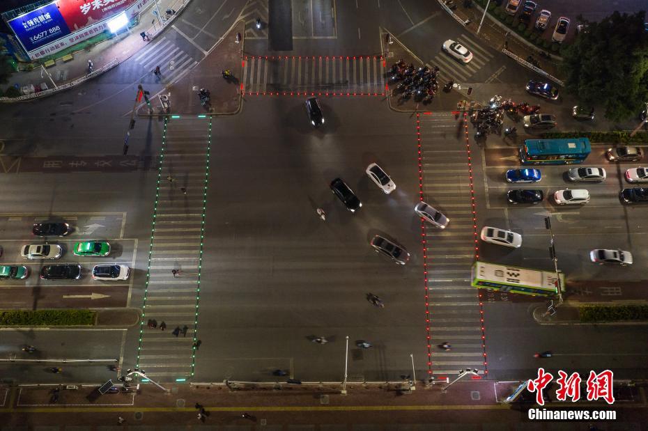 「光る横断歩道」が人々の注目の的に　広西南寧