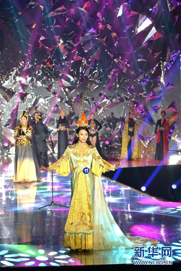 中国の特色を打ち出したドレスを着て審査に臨む中国からの出場者（12月23日撮影・徐欽）。