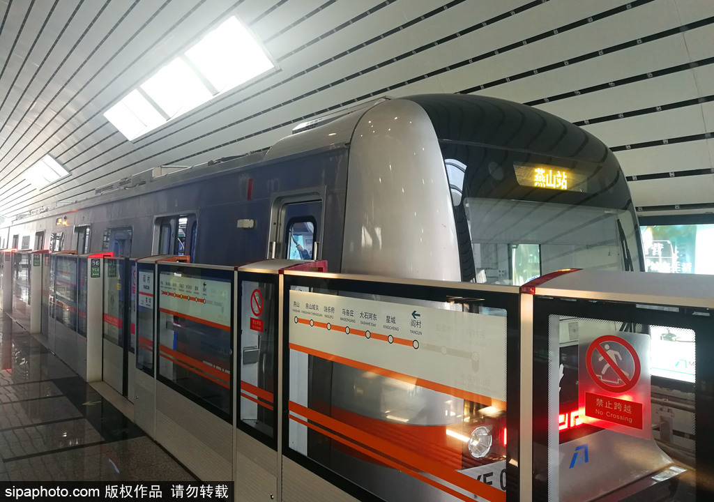 北京市の地下鉄「燕房線」の駅プラットホームと車両（写真著作権は東方sipaphoto.comが所有のため転載禁止）。