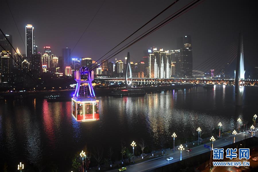12月23日、夜に運行する重慶の「長江ロープウェイ」（撮影・唐奕）。