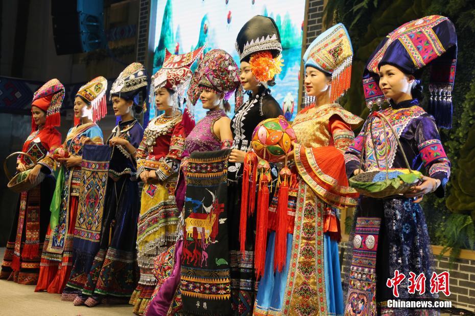 12月23日、民族衣装を着て民俗パフォーマンスを披露する女性たち（撮影・任海霞）。