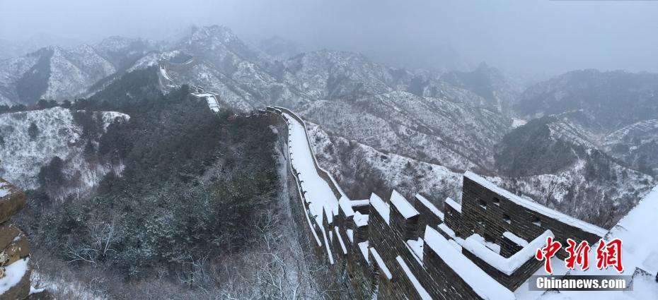 金山嶺長城が雪化粧　黒い城壁と美しいコントラスト
