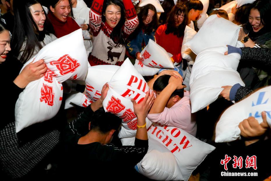12月24日夜、湖北省武漢市のあるショッピングセンターで行われた「ピローファイト」の様子（撮影・張暢）。 