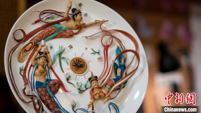 しんこ細工で関羽や敦煌の飛天を作り出す90年代生まれの職人　甘粛省