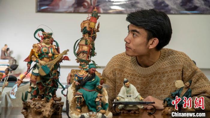 しんこ細工で関羽や敦煌の飛天を作り出す90年代生まれの職人　甘粛省