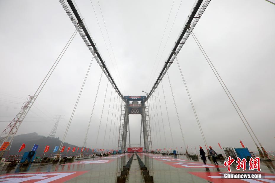 中国初の高速鉄道・高速道路両用吊り橋「五峰山長江大橋」の閉合完了