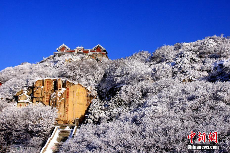 まるで風景画のように美しい降雪後の泰山の風景　山東省