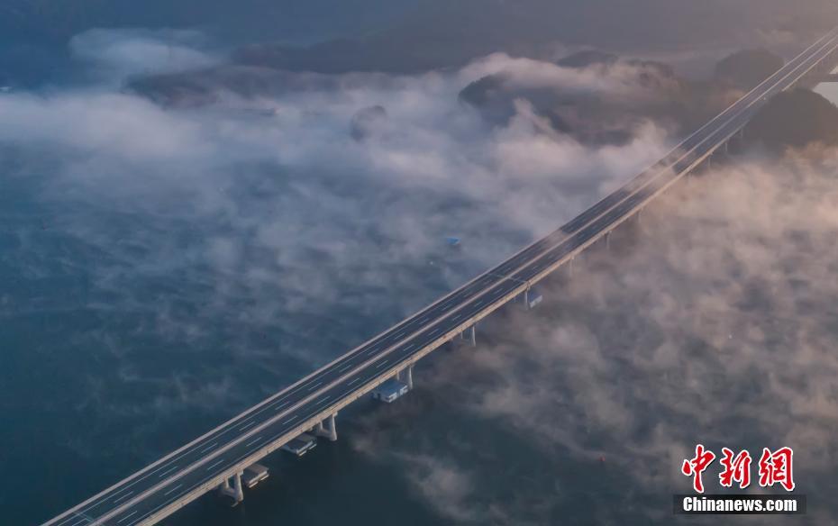 江西「最も美しい水上高速道路」白雲の波に包まれ壮観