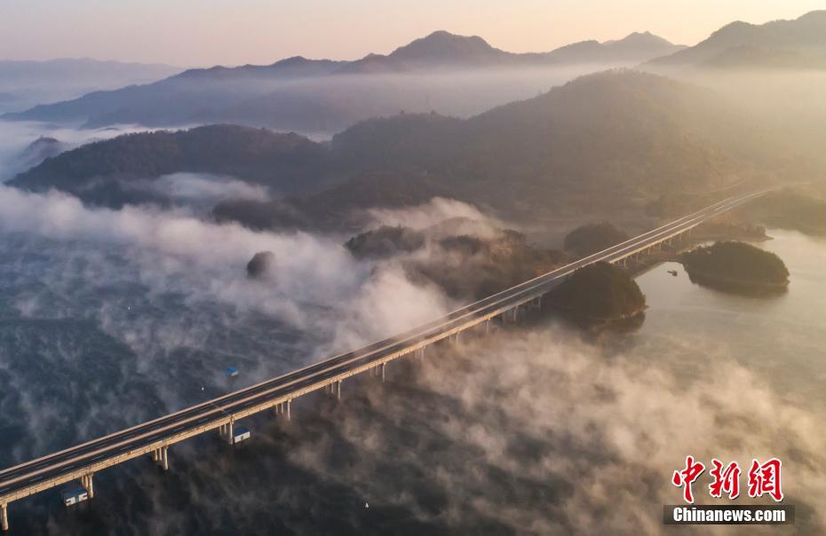 江西「最も美しい水上高速道路」白雲の波に包まれ壮観