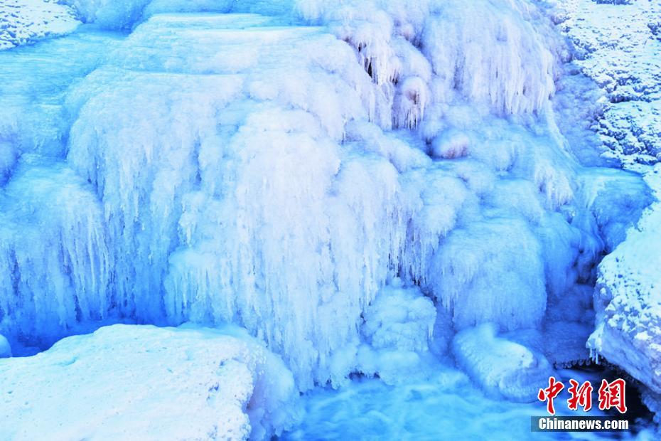 甘粛・粛南で滝が凍る奇観　キラキラと夢幻の境地