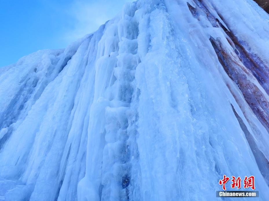 甘粛・粛南で滝が凍る奇観　キラキラと夢幻の境地