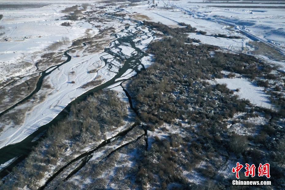 雪が生み出したコントラストが美しい　上空から眺めた新疆温泉河谷