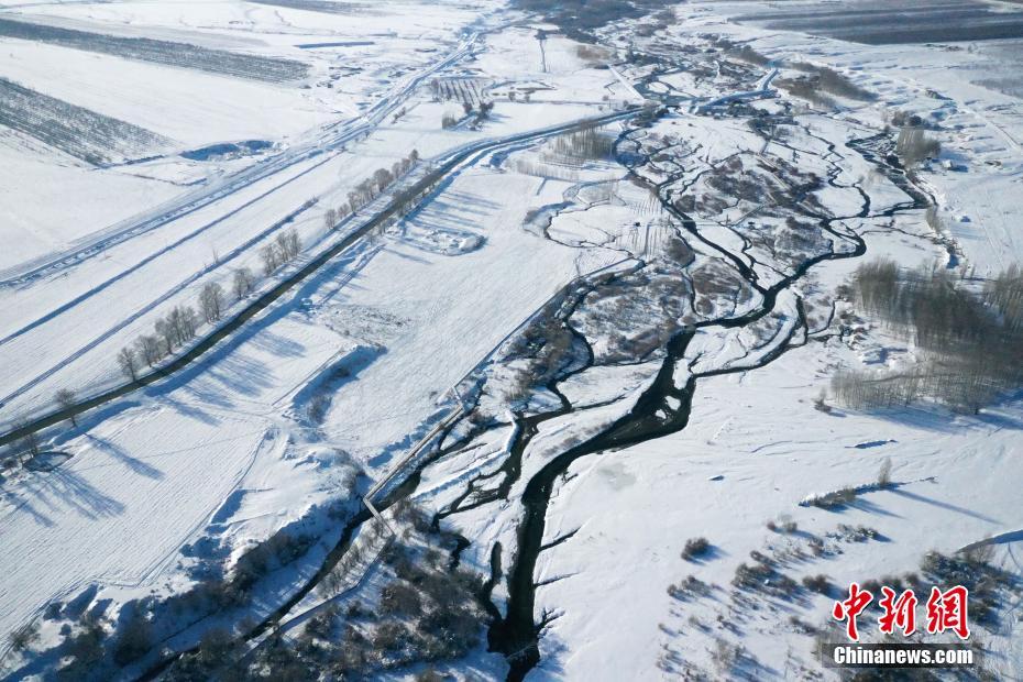 雪が生み出したコントラストが美しい　上空から眺めた新疆温泉河谷