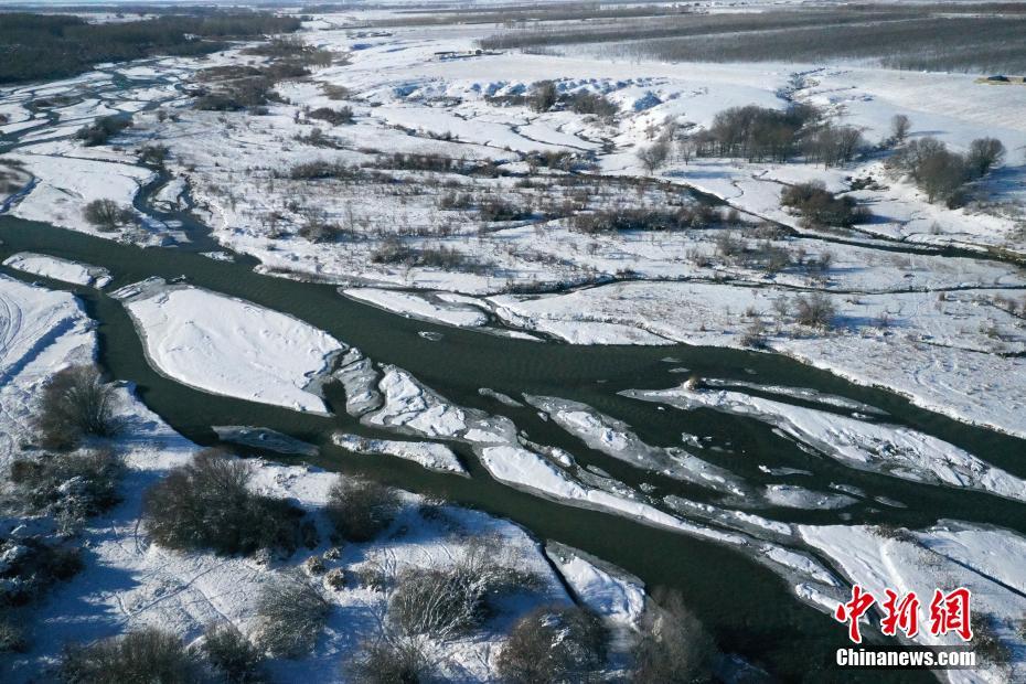 雪が生み出したコントラストが美しい　上空から眺めた新疆温泉河谷