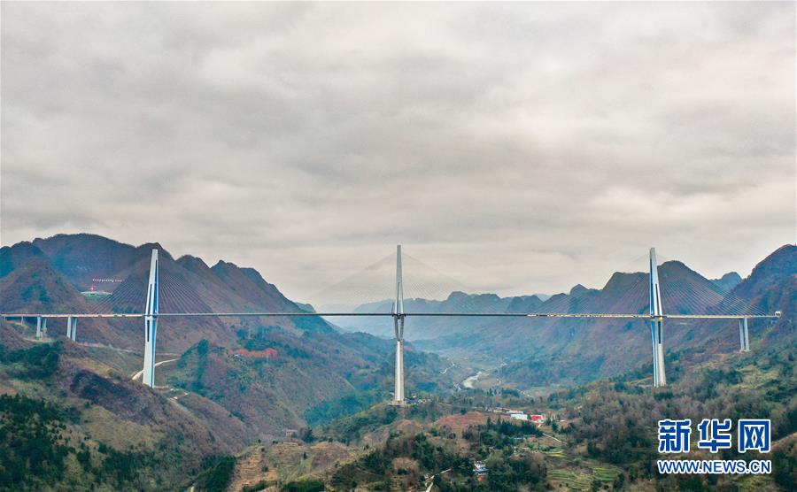 峡谷に百階建てビル3棟建設に相当、平塘特大橋が開通へ　貴州省