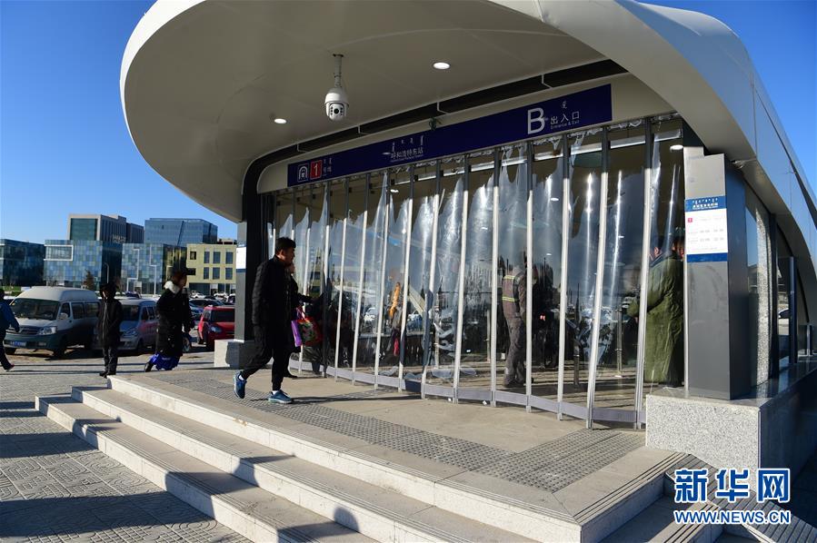 フフホト地下鉄1号線フフホト東駅の出口から駅構内に入る地下鉄利用客（撮影・李志鵬）。