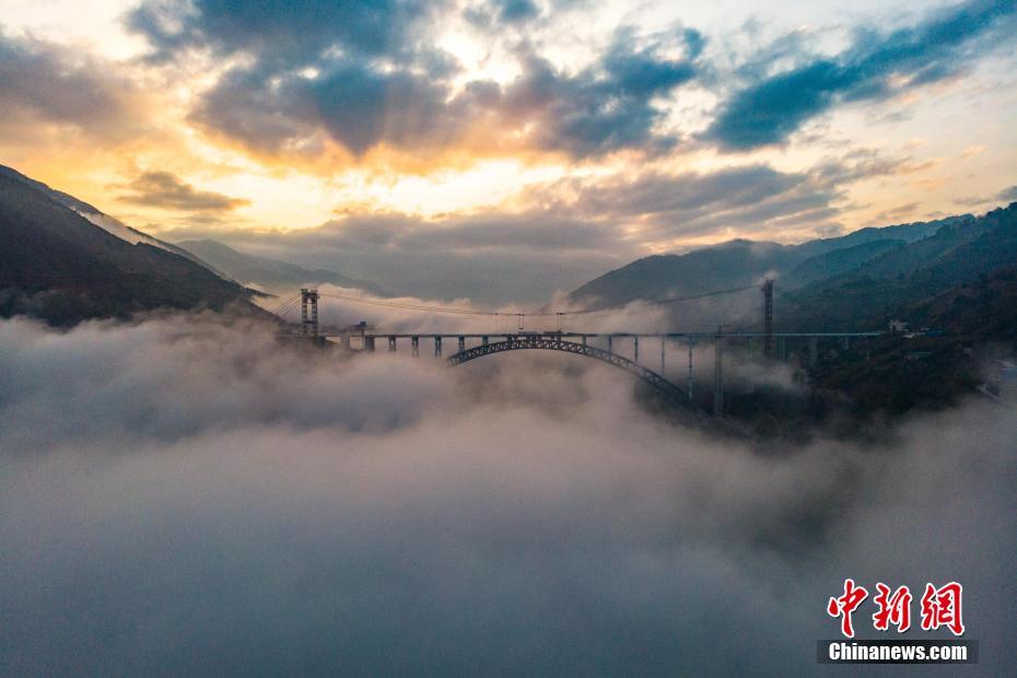 全長1024.2メートル！世界最大径間鉄道用アーチ橋の主体工事が完成　雲南省