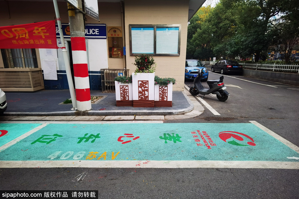 南京市の住宅団地が設置した「親孝行駐車スペース」（写真著作権はsipaphoto.comが所有のため転載禁止）。