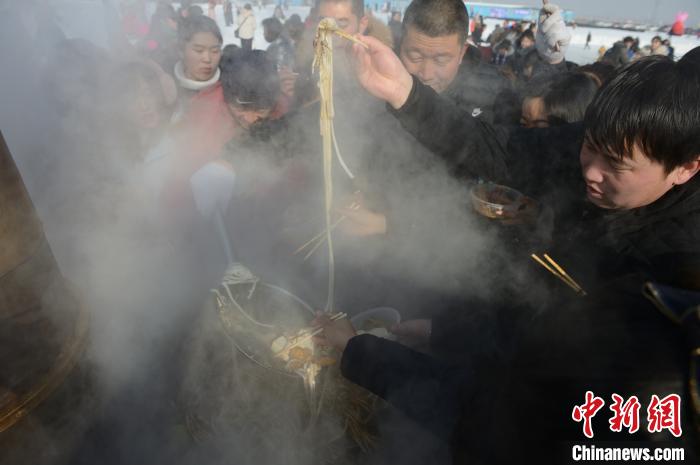 無料の「氷雪大火鍋」を楽しむフフホト市民　内モンゴル自治区