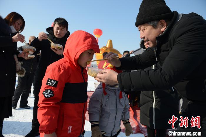 無料の「氷雪大火鍋」を楽しむフフホト市民　内モンゴル自治区