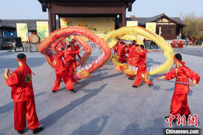 「清明上河園」で新年を祝う伝統的な民俗芸能イベント開催　河南省