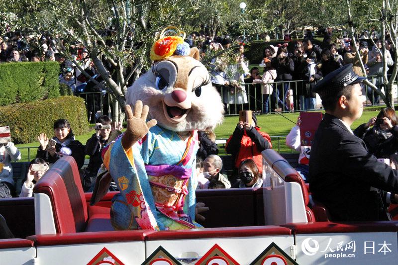 ミッキーマウスらディズニーキャラが和服でお正月祝う　東京ディズニーリゾート
