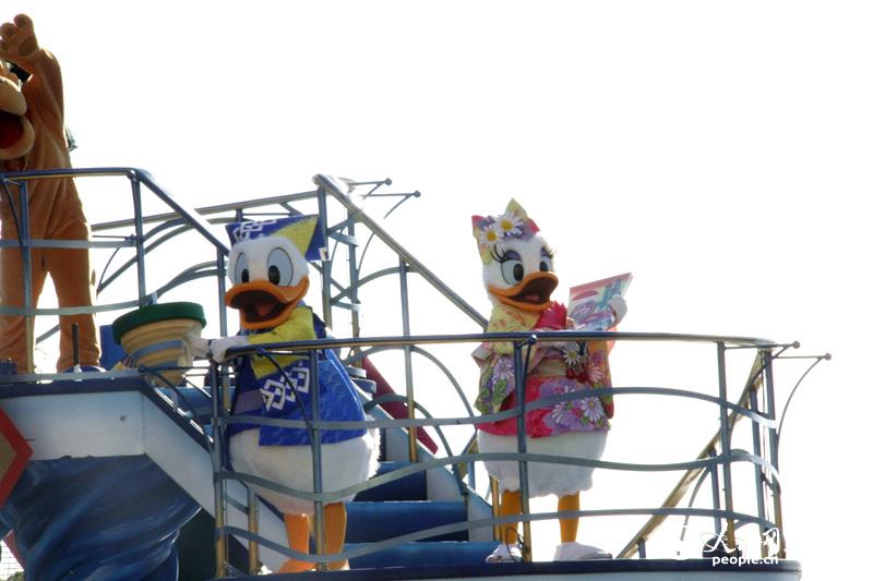 ミッキーマウスらディズニーキャラが和服でお正月祝う　東京ディズニーリゾート