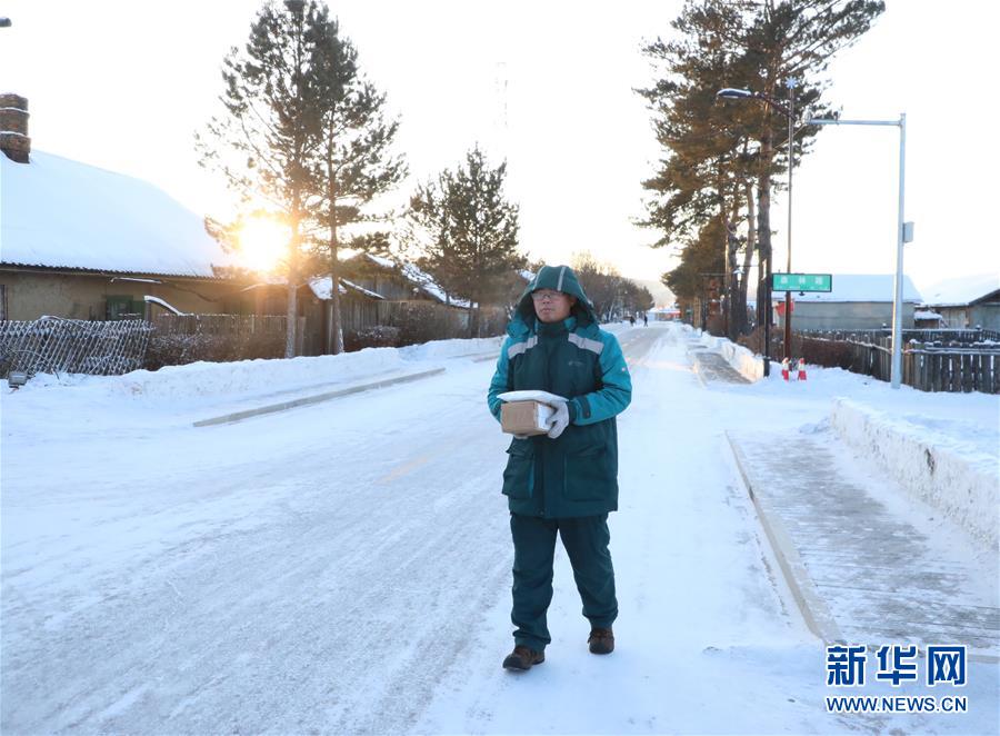 郵便配達をする漠河市北極村郵政支局の郵便配達員・王秀瓏さん（2019年12月31日に撮影・斉泓鑫）。