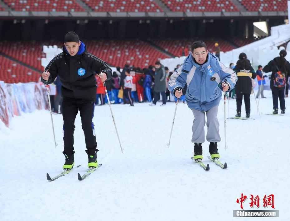 北京の小中高校生が「鳥の巣」で雪遊びやウィンタースポーツを満喫
