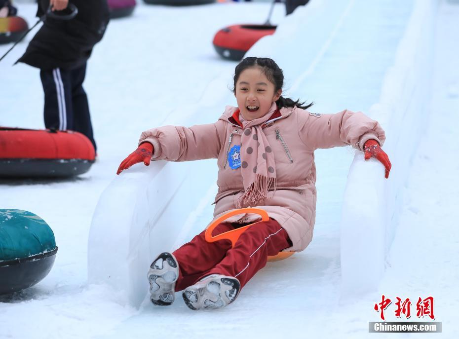 北京の小中高校生が「鳥の巣」で雪遊びやウィンタースポーツを満喫