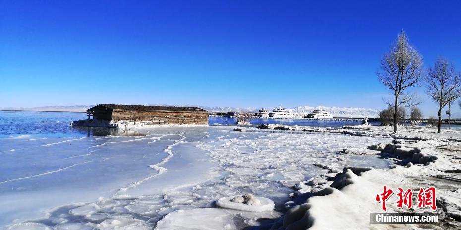 結氷期迎え、青く凍りついた青海湖　青海省