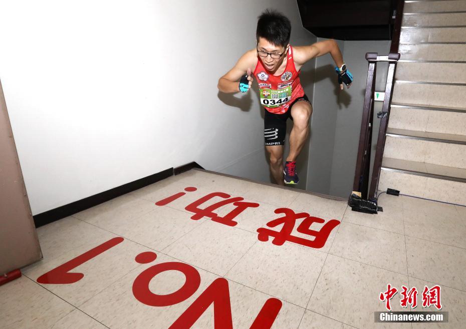 1006段の階段を駆け上がってゴールする出場選手（撮影・史元豊）。