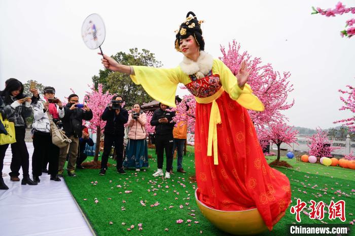 桂林で「茶花漢服文化フェス」　ネットで人気の「人間起き上がりこぼし」も