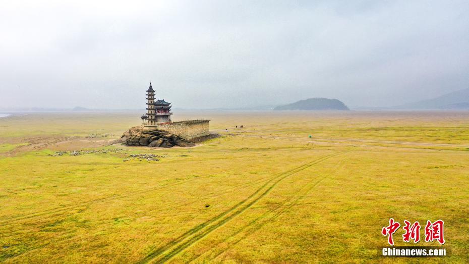 「水中の古代建築」が「草原に浮かぶ島」に　江西省