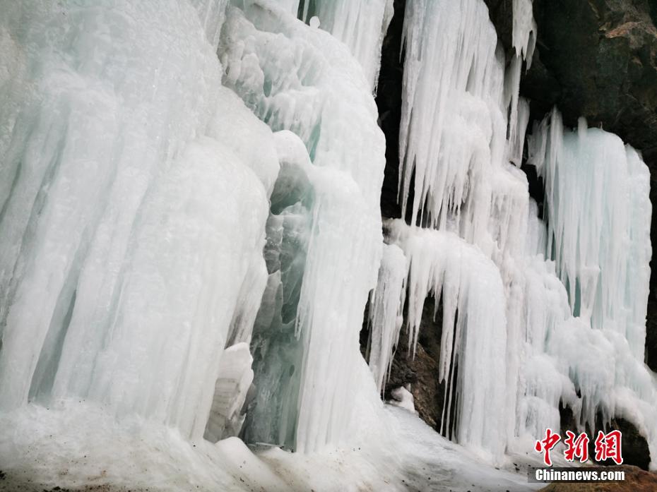 厳冬の祁連山大峡谷に現れた幾重にも重なる「氷瀑」が圧巻　甘粛省