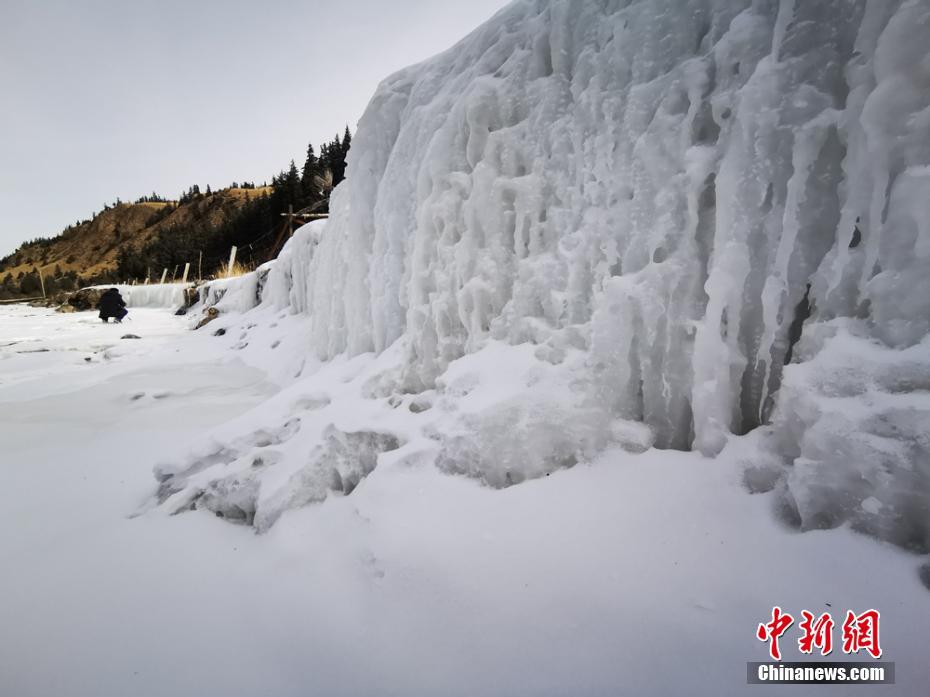 厳冬の祁連山大峡谷に現れた幾重にも重なる「氷瀑」が圧巻　甘粛省