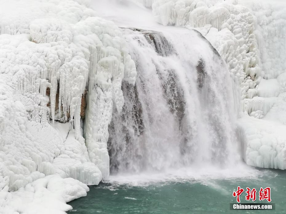 厳冬の祁連山大峡谷に現れた幾重にも重なる「氷瀑」が圧巻　甘粛省