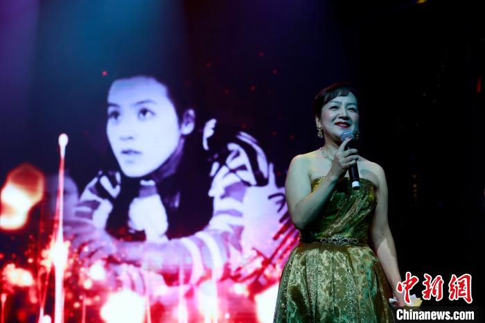荒木由美子が上海で自身のブランド発表、往年の名曲も披露