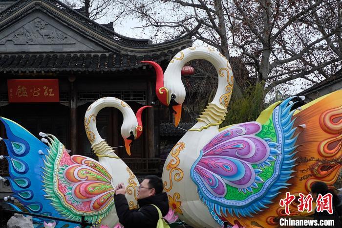 飾り提灯で春節ムードが高まる南京　江蘇省