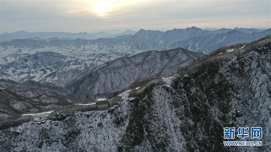 1月7日に撮影した雪化粧が施された北京箭扣長城（ドローンによる撮影・陳曄華）。