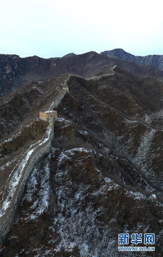 万里の長城が雪化粧、竜が舞うような壮大な景色に　北京