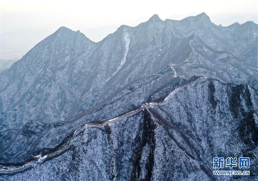 万里の長城が雪化粧、竜が舞うような壮大な景色に　北京