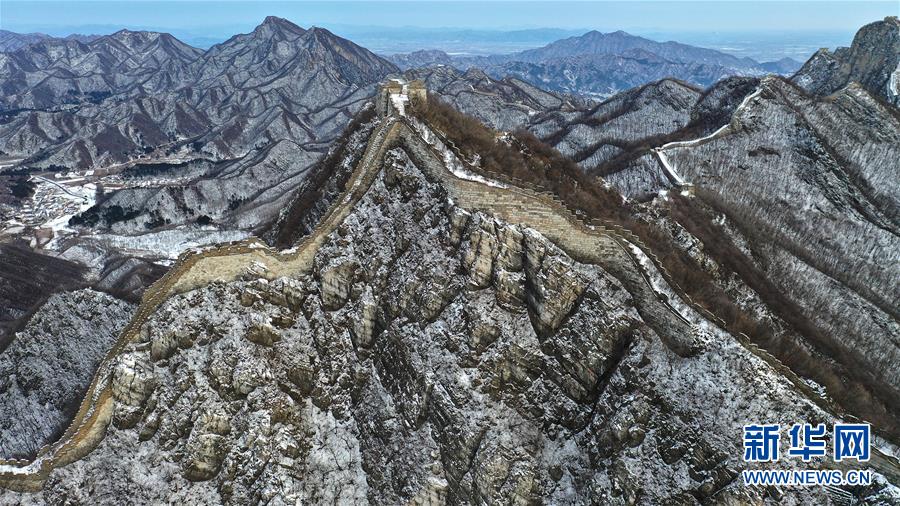 万里の長城が雪化粧、竜が舞うような壮大な景色に　北京