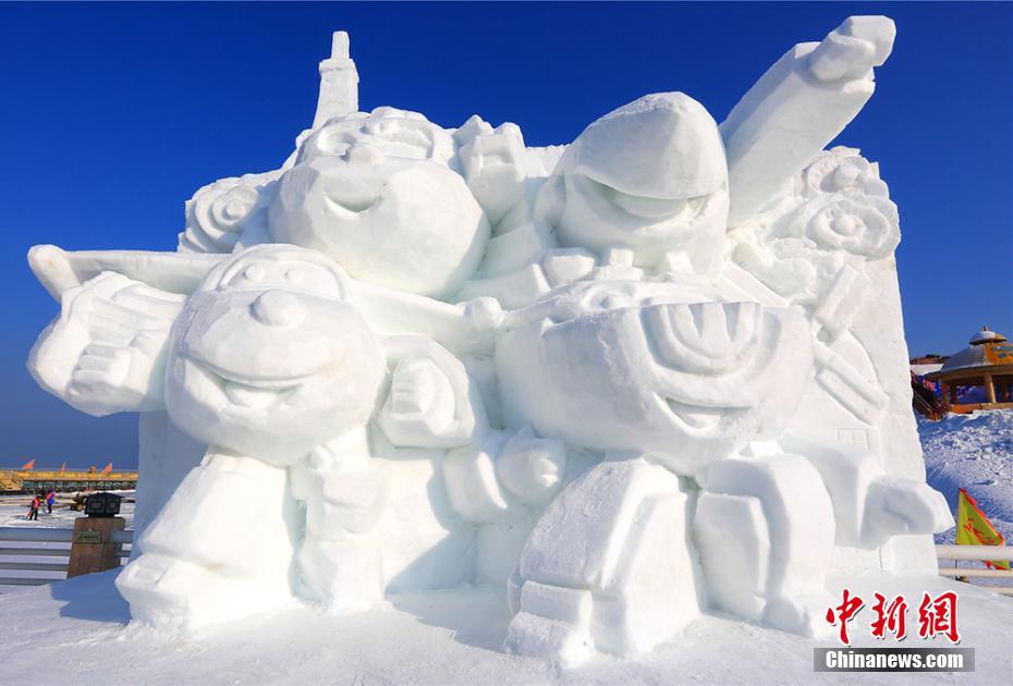 新疆ウイグル自治区博湖県ボステン湖の湖畔に作られた氷や雪の彫刻作品。 