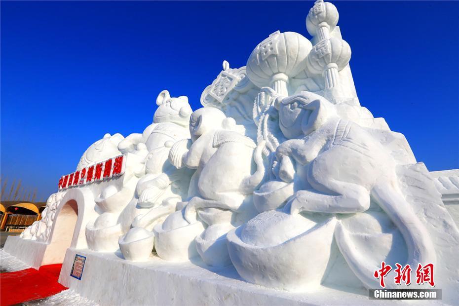 新疆・ボステン湖の湖畔に約50基の氷と雪の彫刻