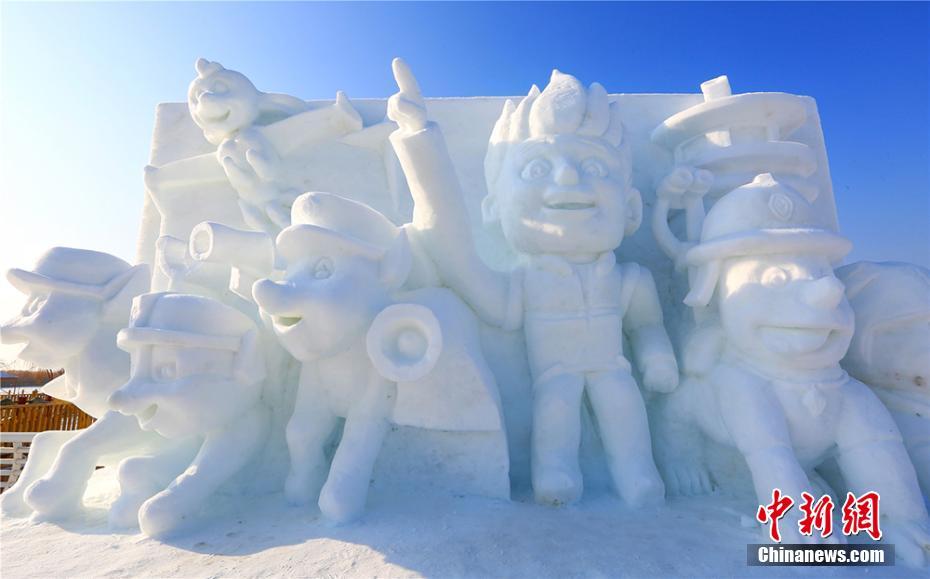 新疆・ボステン湖の湖畔に約50基の氷と雪の彫刻