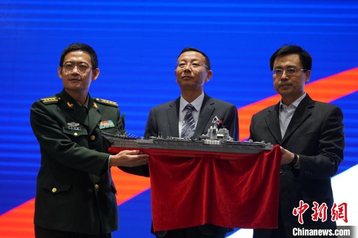 中国初の国産空母「山東」関連グッズが発表
