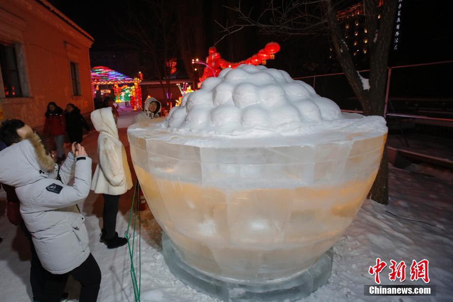 観光客の人気を集めた、氷と雪で作られた「大元宵」。「元宵」は元宵節（旧暦1月15日）に食べられる団子（撮影・呂品）。