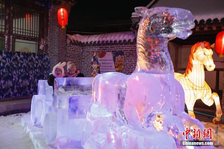観光客で賑わう「第1回ハルビン道台府氷雪ランタン祭り」　黒竜江省
