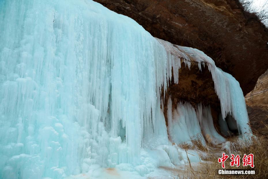 黄色い大地に大規模な天然の「氷瀑」群が出現　甘粛省